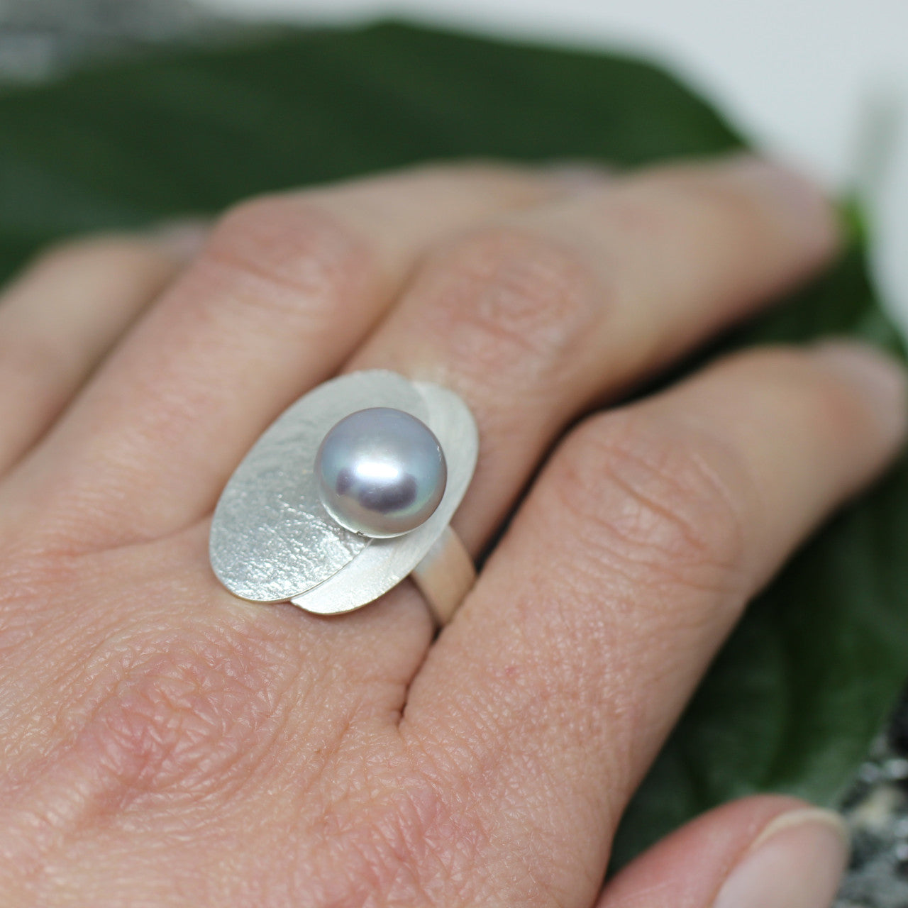 Silberring Handarbeit mit grauer Perle