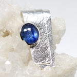 Silberanhänger mit ovalem Disthen