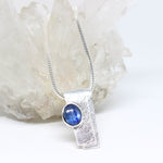 Silberanhänger mit ovalem Disthen