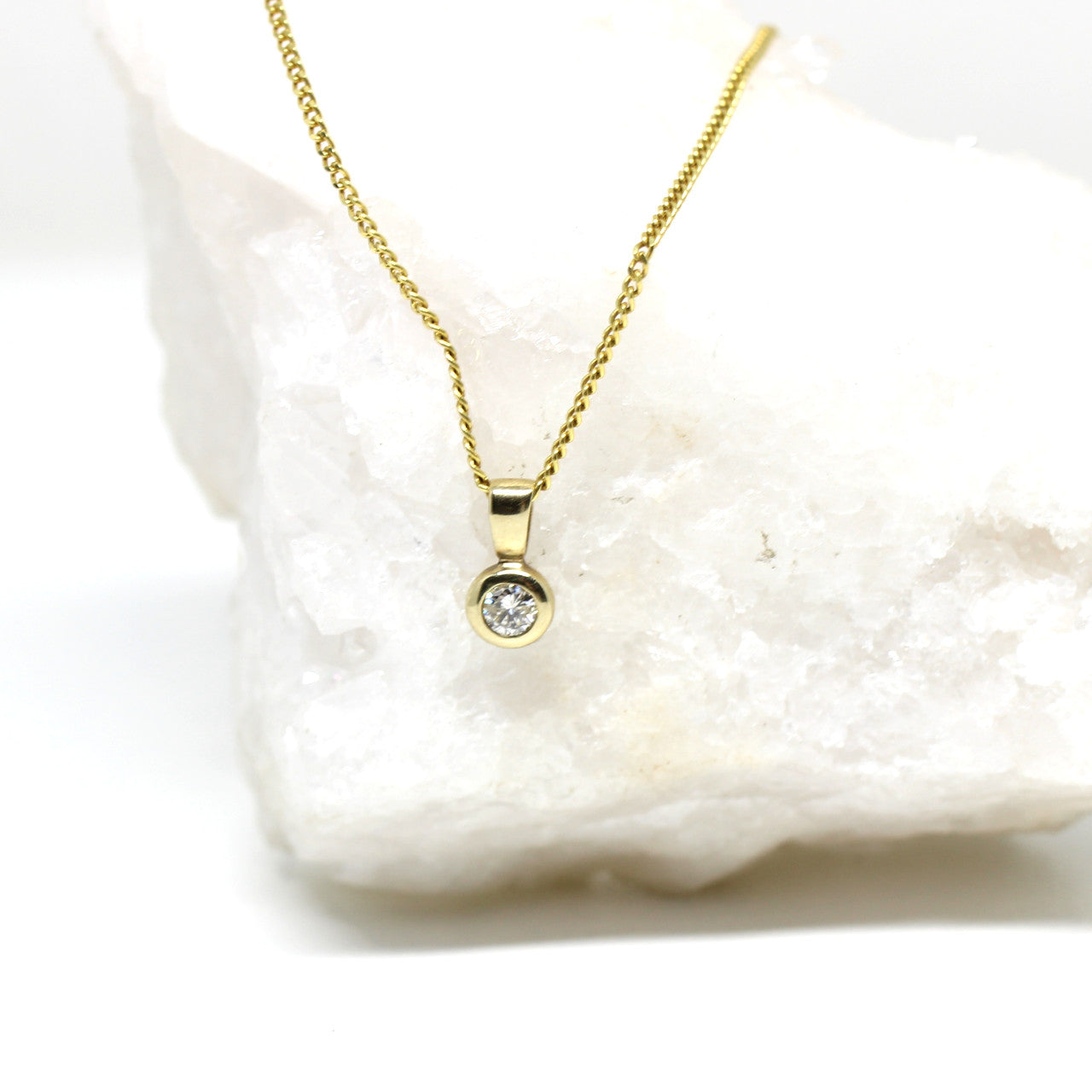 Kette mit Anhänger in 333er Gelbgold und Brilliant
