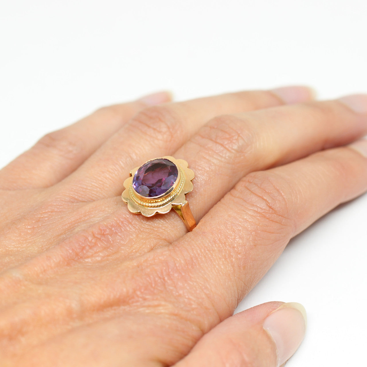 Ring in 585 Gelbgold mit lila Stein