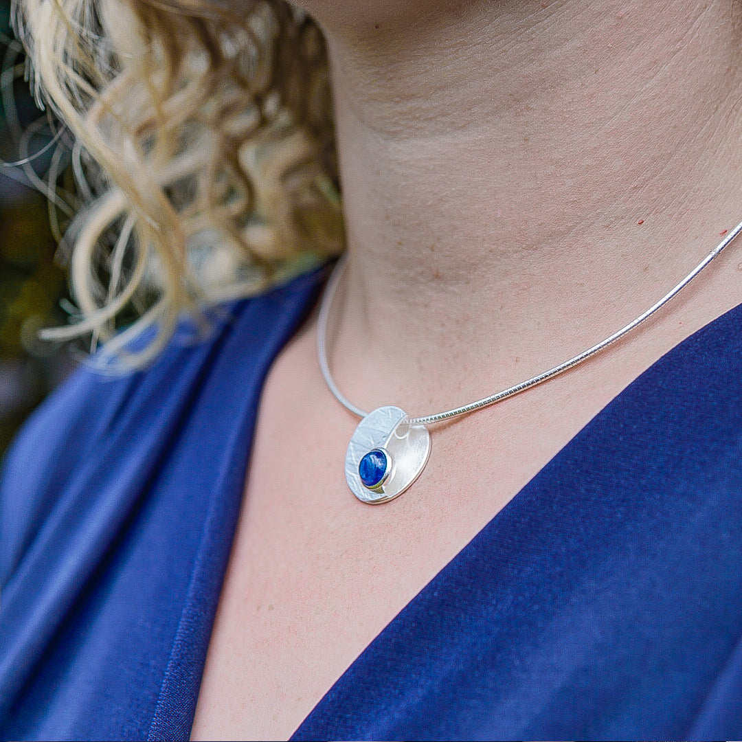 Silberanhänger mit Disthen