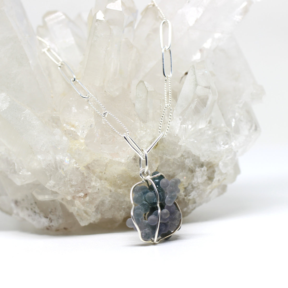 Silberanhänger Chalcedon im Körbchen