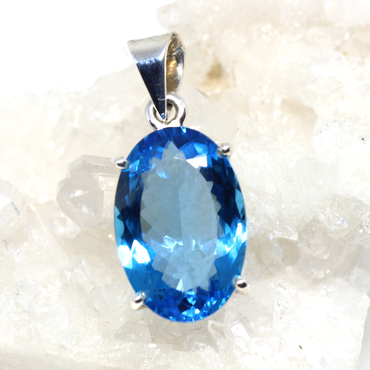 Silberanhänger mit Blautopas