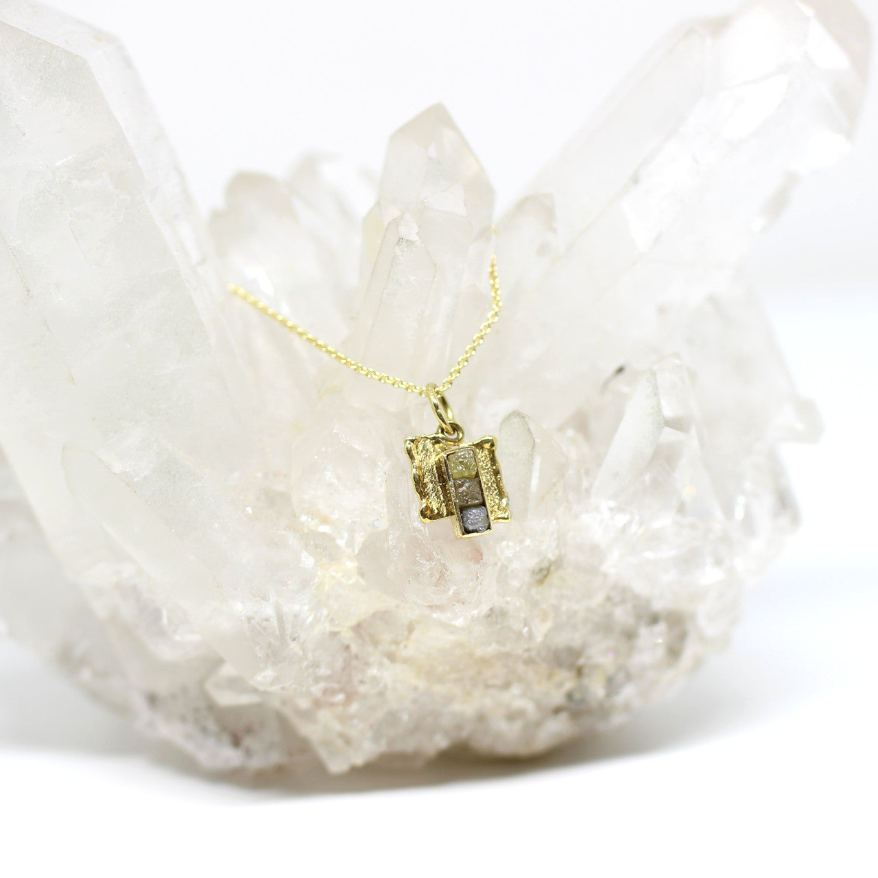 Anhänger 333 Gelbgold mit Rohdiamant