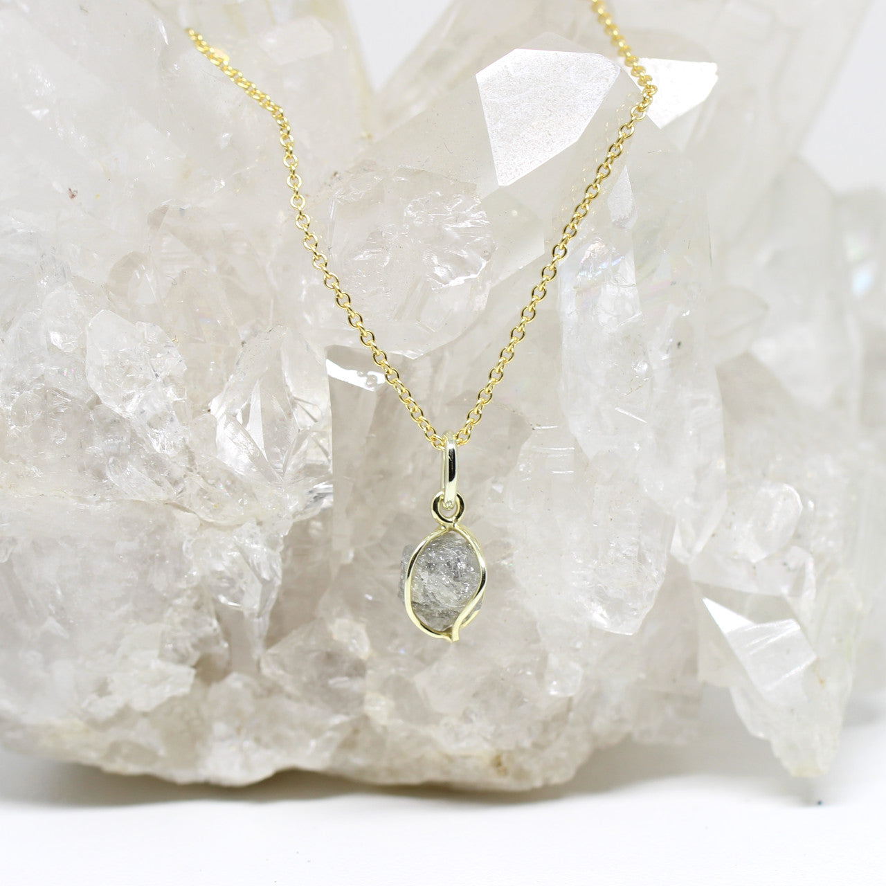 Anhänger grauer Rohdiamant in 585 Gelbgold