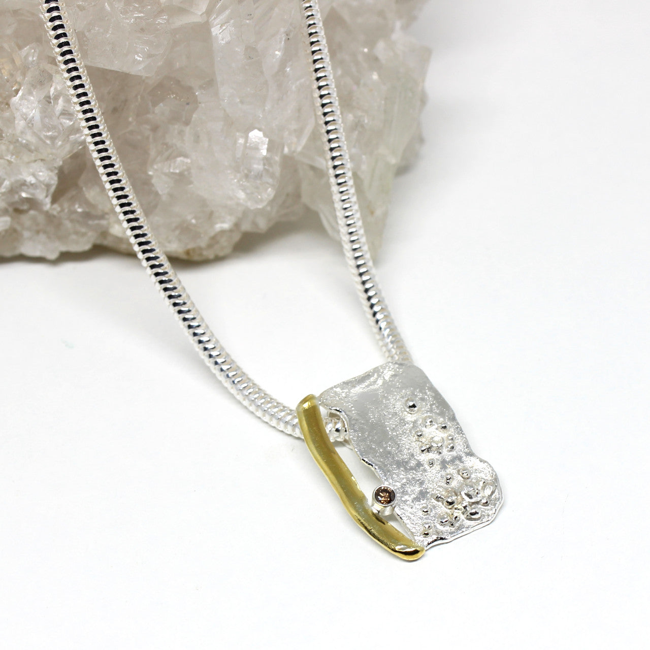 Silberanhänger mit braunem Diamant