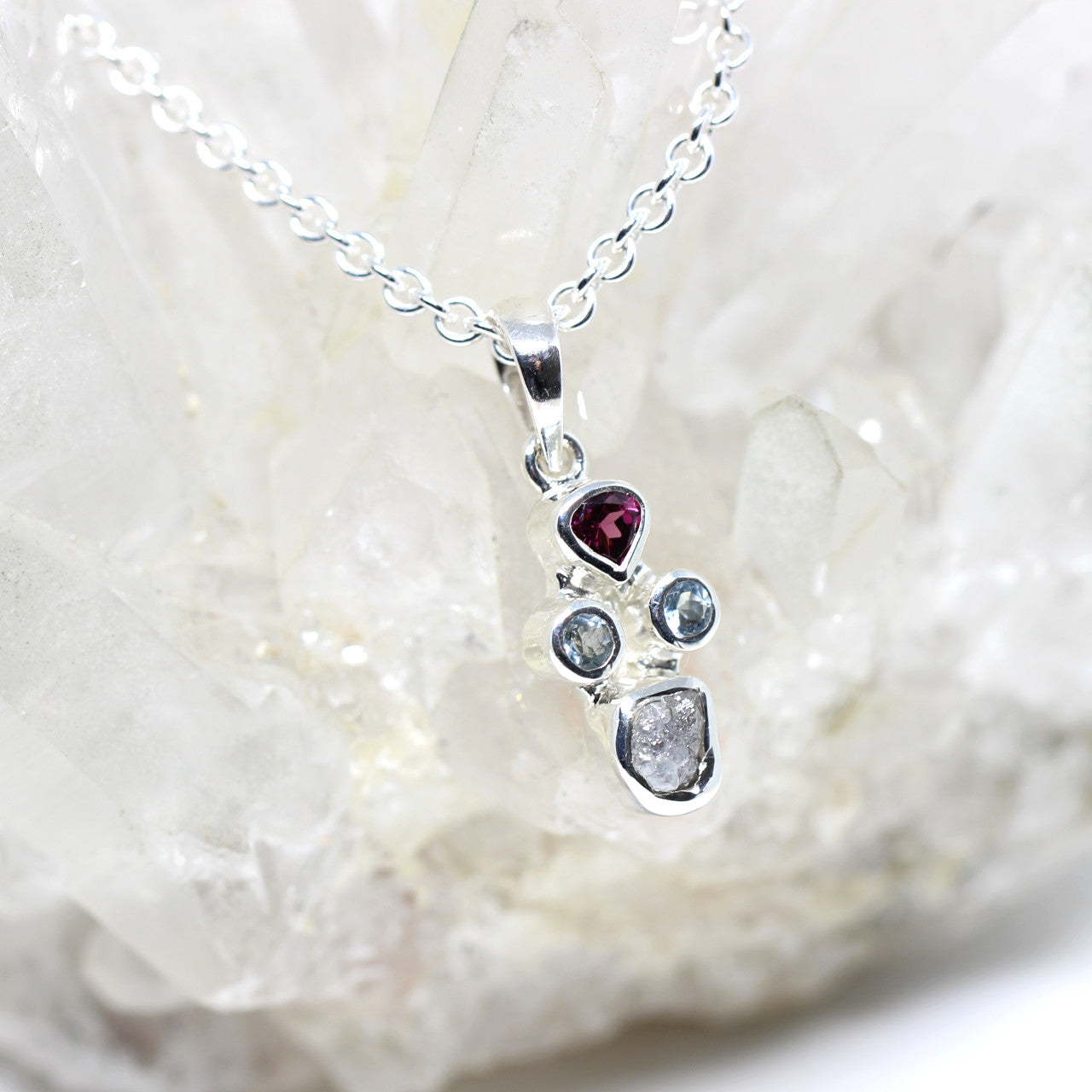 Silberanhänger mit Edelsteinen