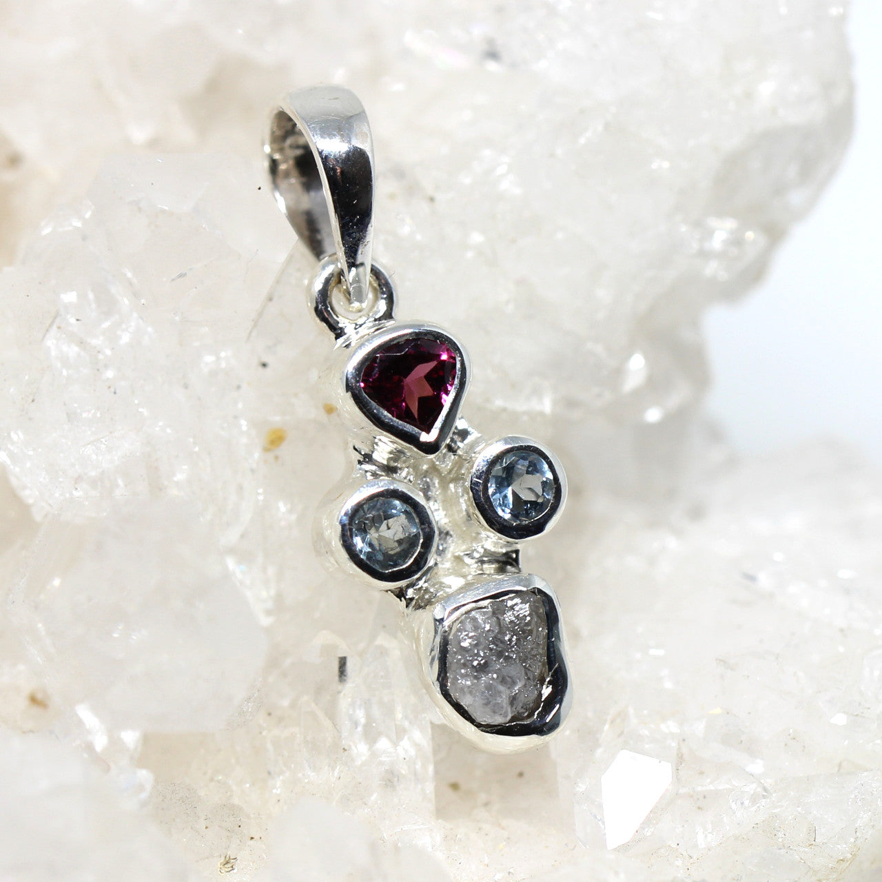 Silberanhänger mit Edelsteinen