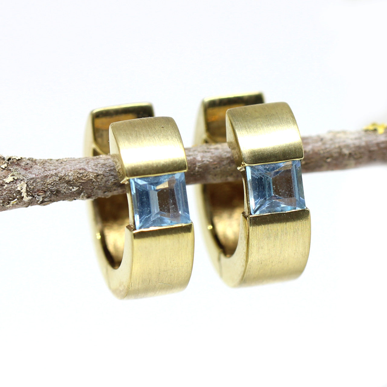 Creolen 333er Gelbgold mit Blautopas