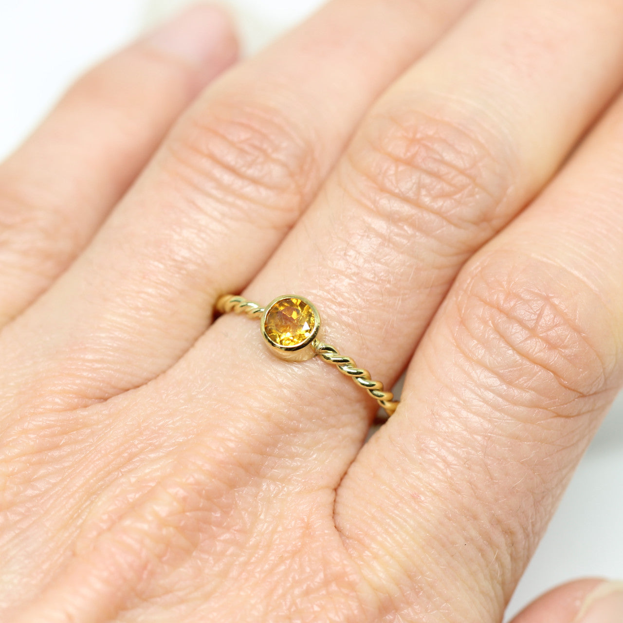 Ring in 333 Gelbgold mit echten Steinen