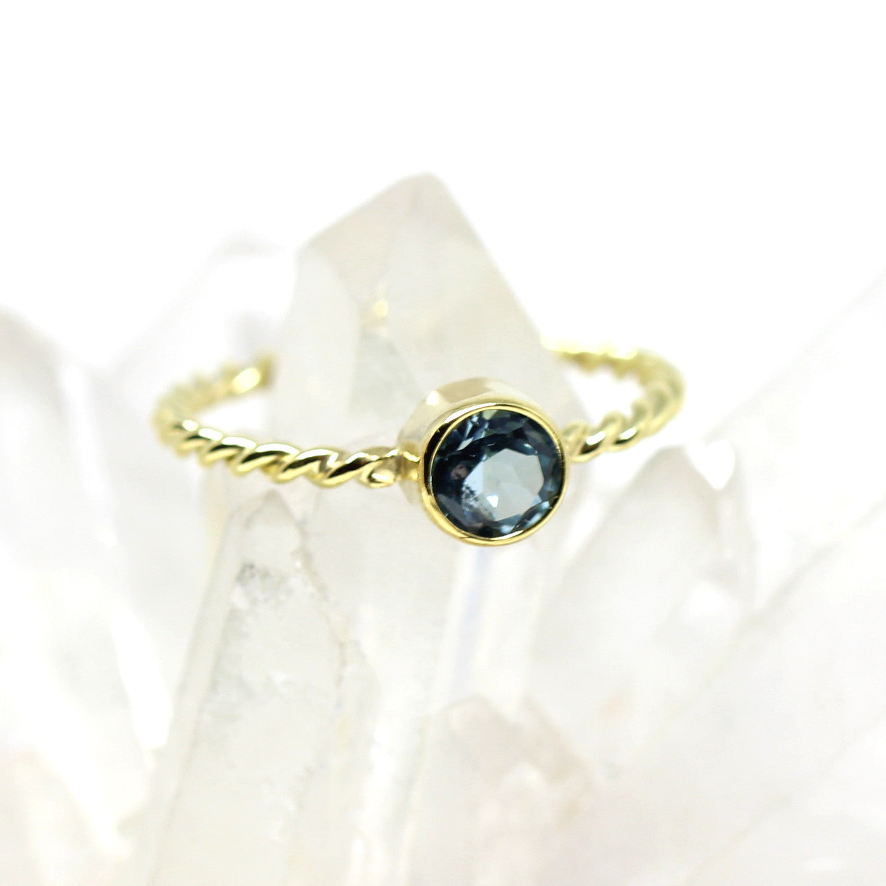 Ring 333 Gelbgold gekordelt mit echten Steinen