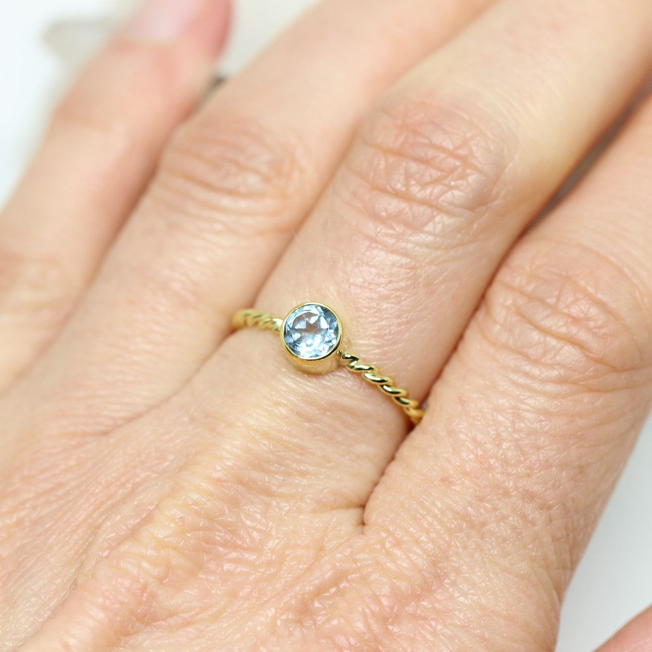 Ring in 333 Gelbgold mit echten Steinen