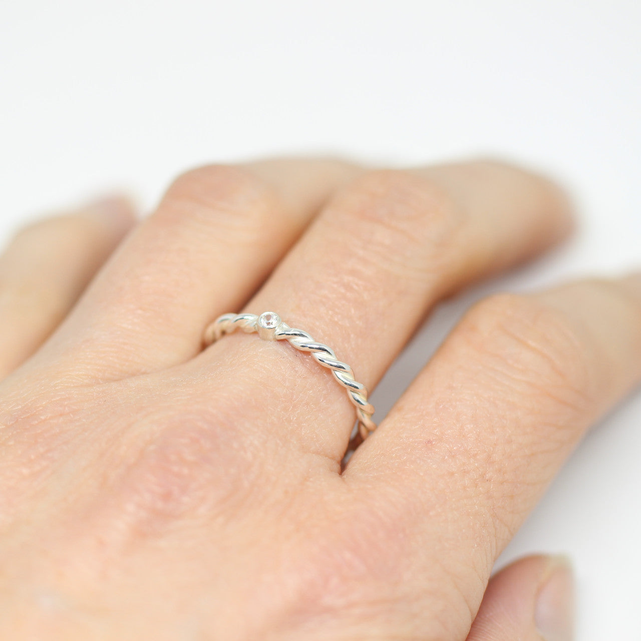 Kordelring in Silber mit Stein