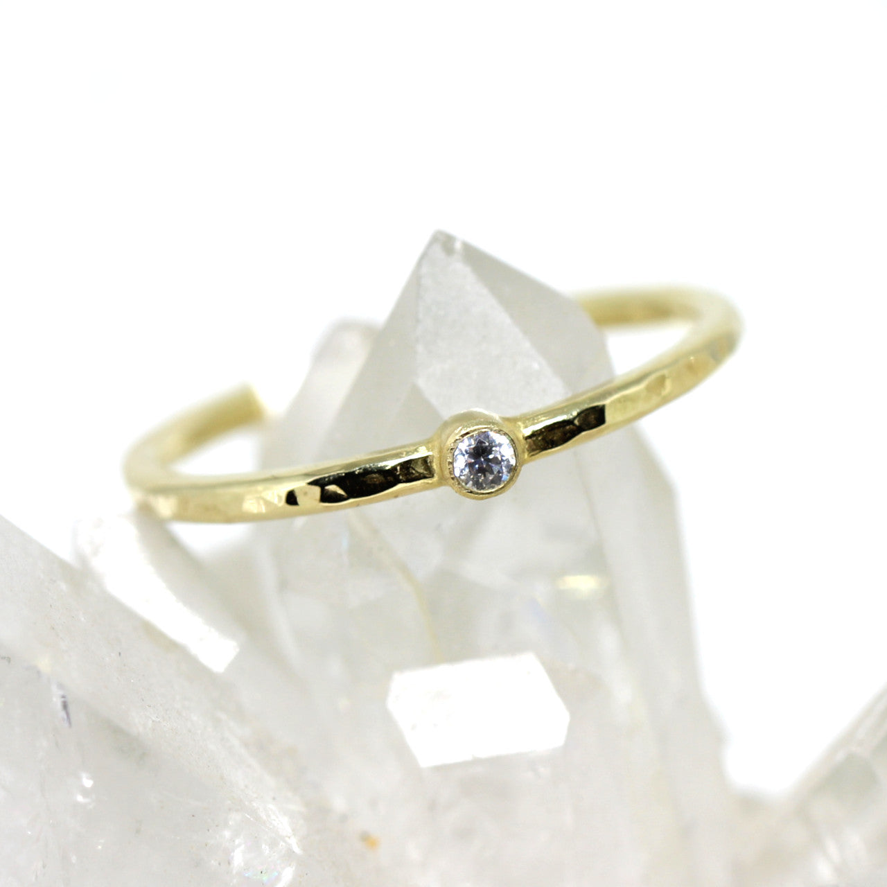 Ring in 333 Gelbgold gehämmert mit Zirkonia