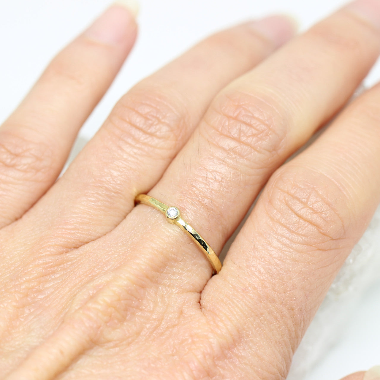 Ring in 333 Gelbgold gehämmert mit Zirkonia