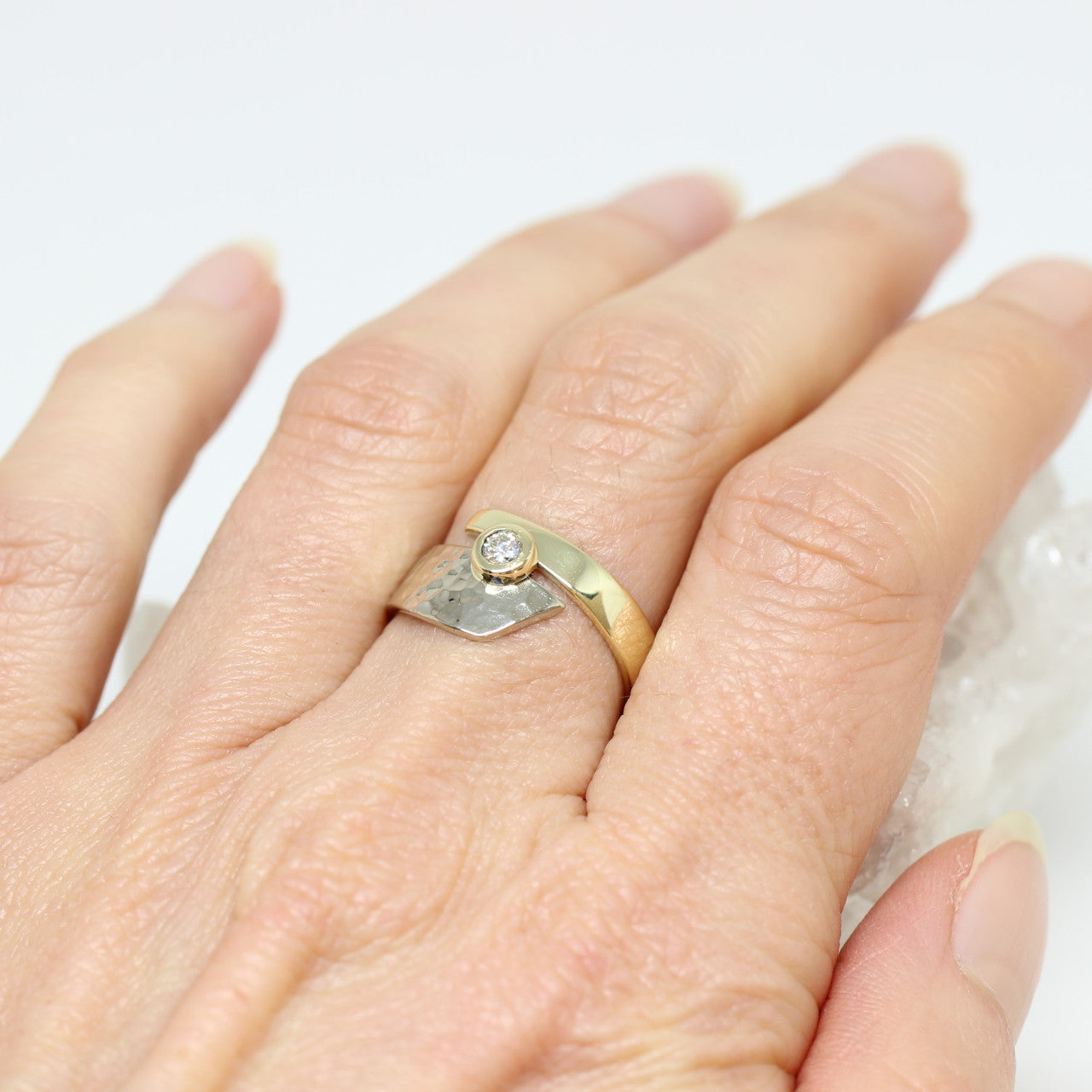 Ring in 585 zweifarbig mit 0,10 ct. Brilliant