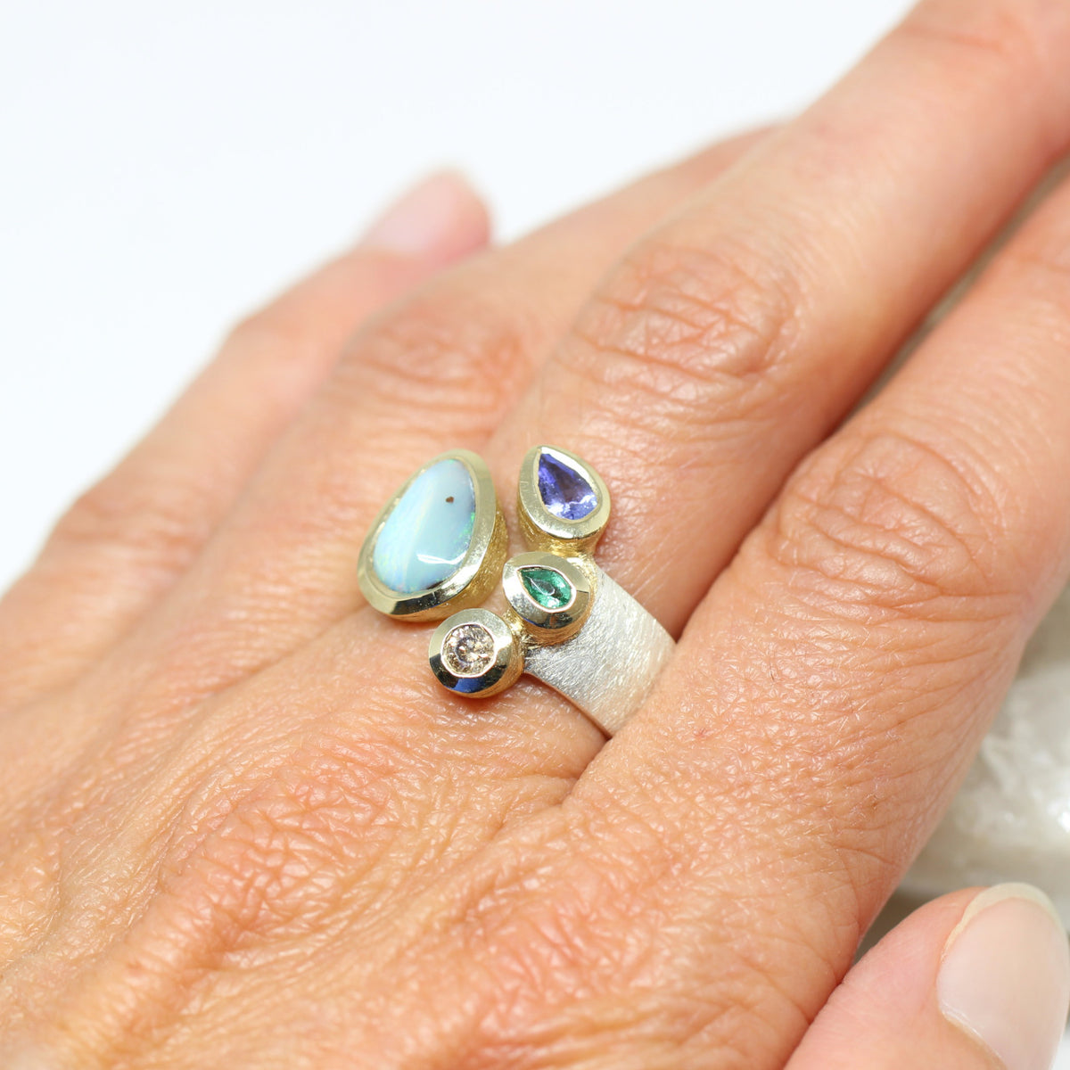 Silberring mit Opal und Edelsteinen