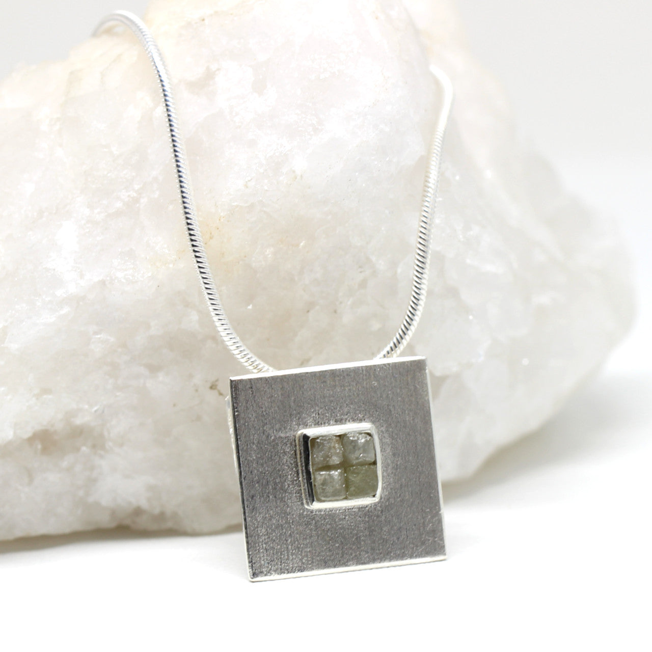 Silberanhänger quadratisch mit Rohdiamant