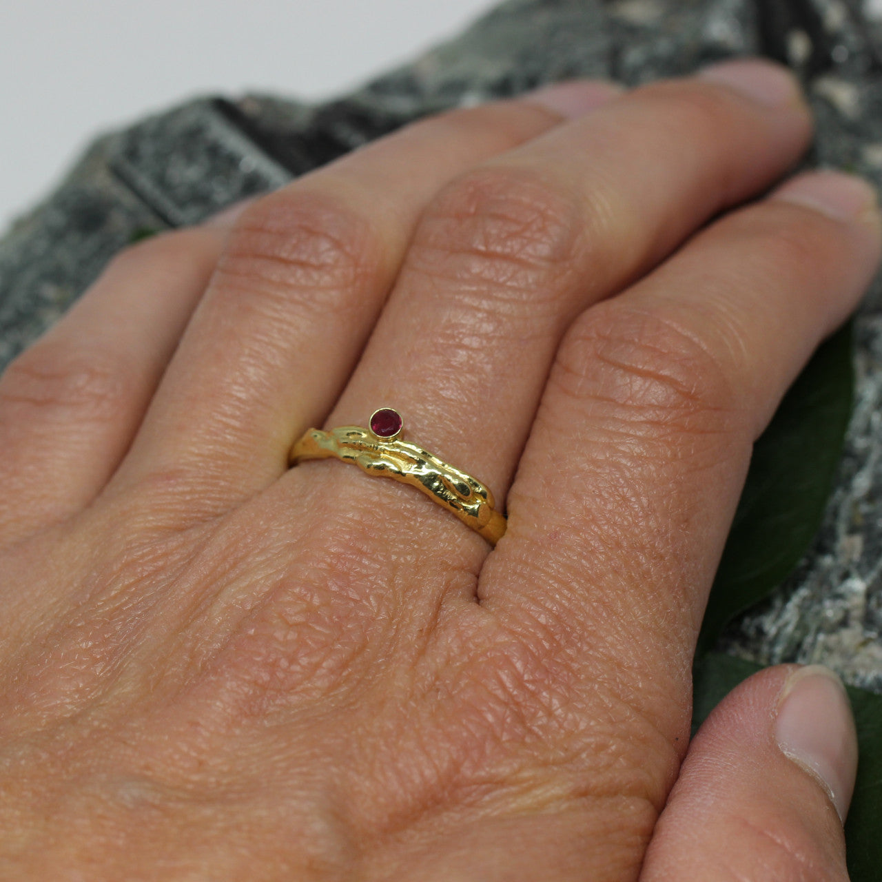 Ring in 585 Gelbgold mit Rubin Größe 63