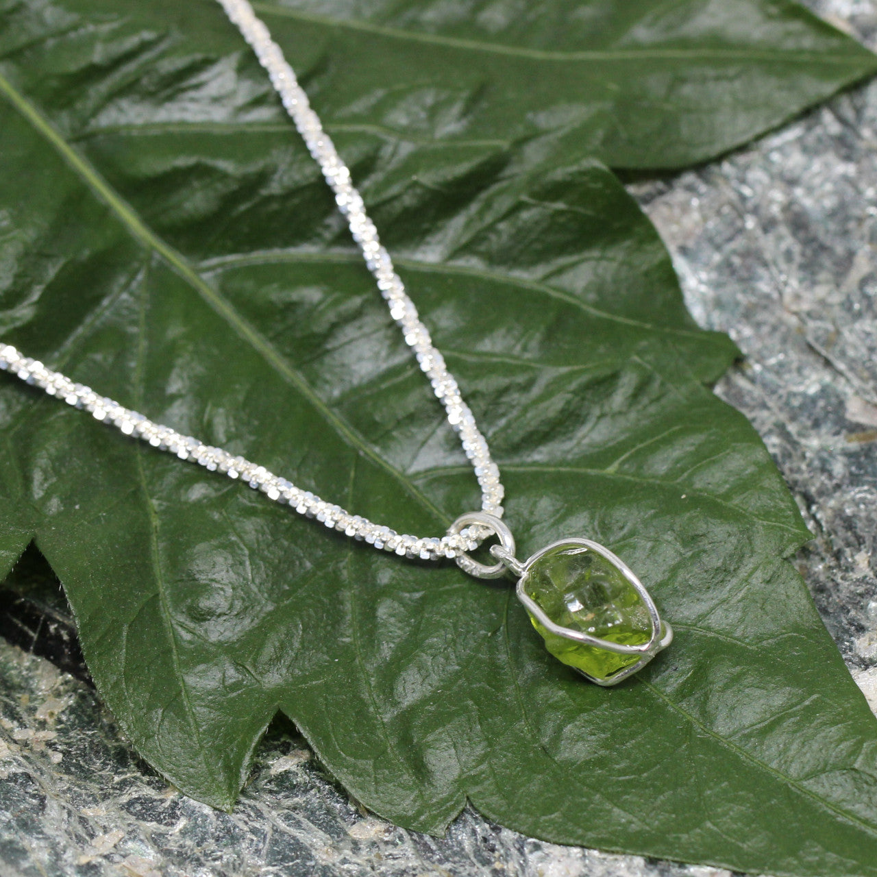 Silberanhänger Peridot im Körbchen