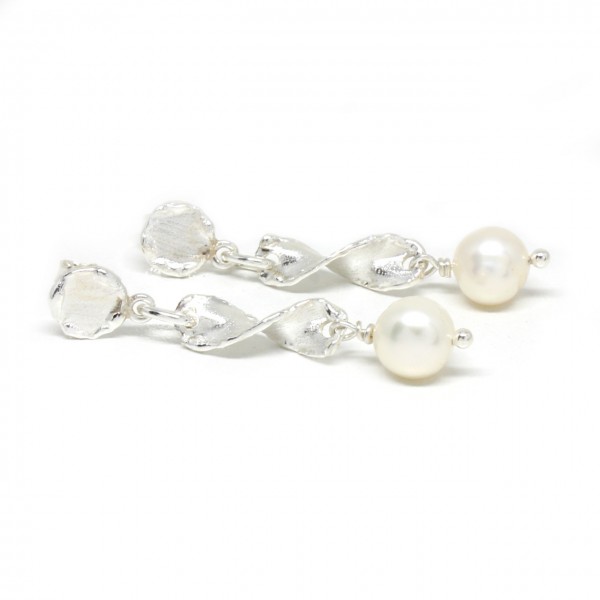 Ohrhänger handgemacht in Silber mit Perle